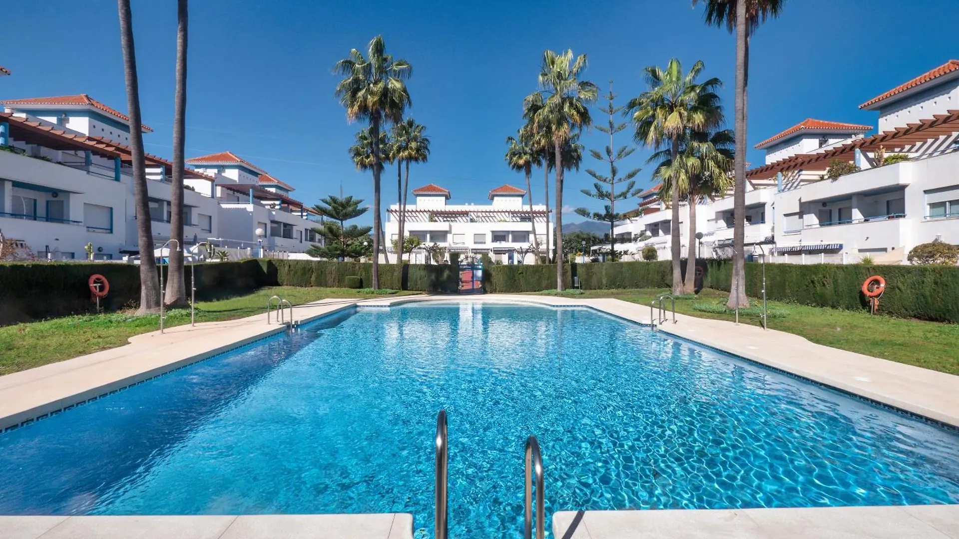 Family Fairways I Spacious 4-Bedroom Townhouse Near Beach & Golf, Estepona
