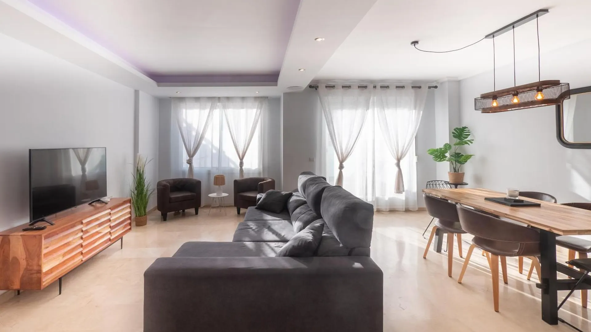 Family Fairways I Spacious 4-Bedroom Townhouse Near Beach & Golf, Estepona