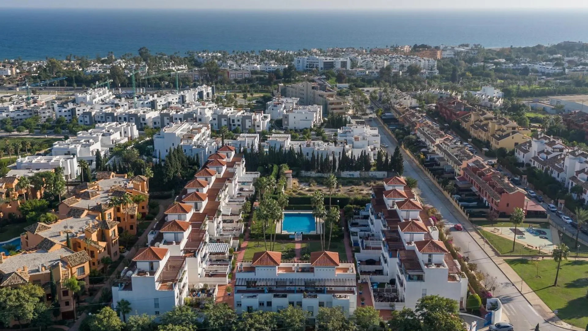 Family Fairways I Spacious 4-Bedroom Townhouse Near Beach & Golf, Estepona